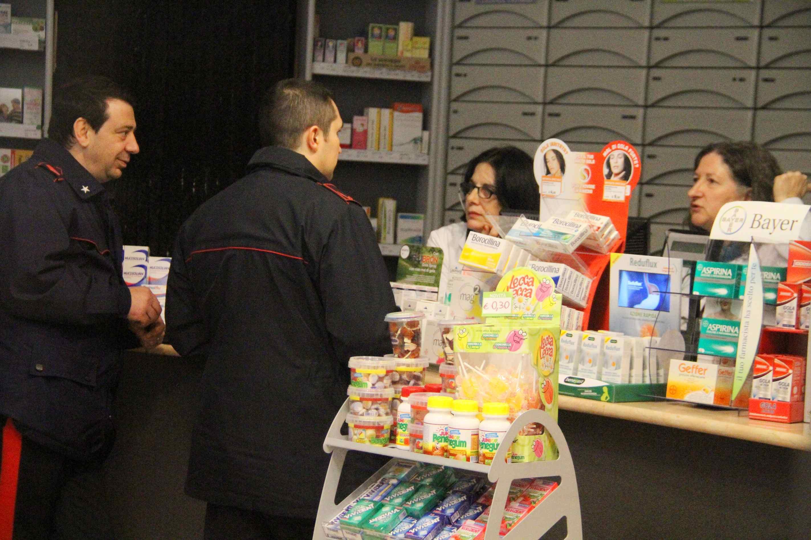I carabinieri parlano con le farmaciste dopo la rapina