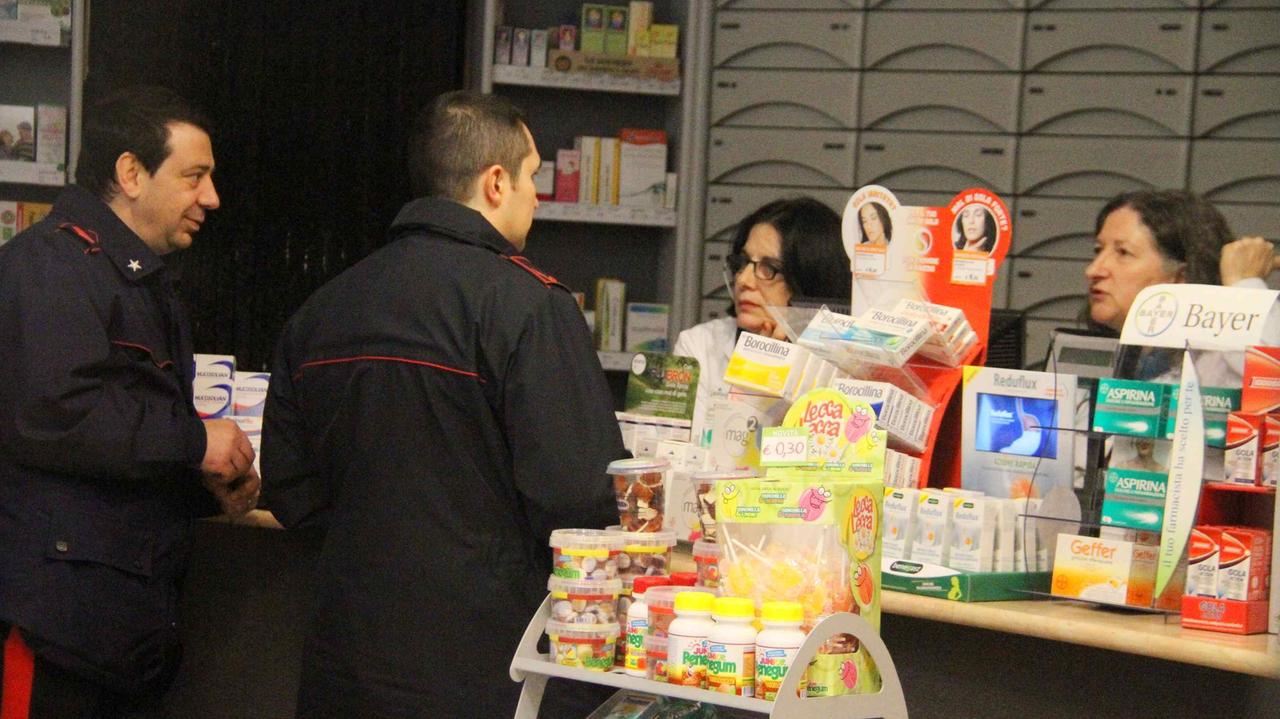 I carabinieri parlano con le farmaciste dopo la rapina