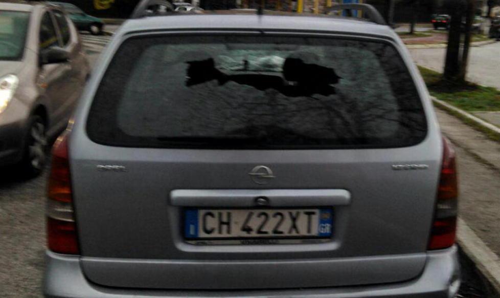 Lascia l’auto in sosta e la trova danneggiata 