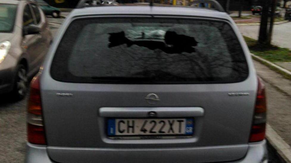 Lascia l’auto in sosta e la trova danneggiata