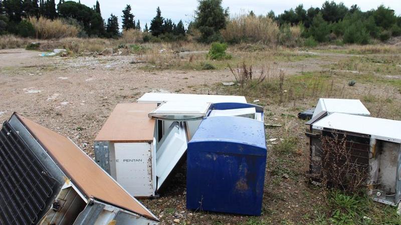 Un'immagine della discarica abusiva