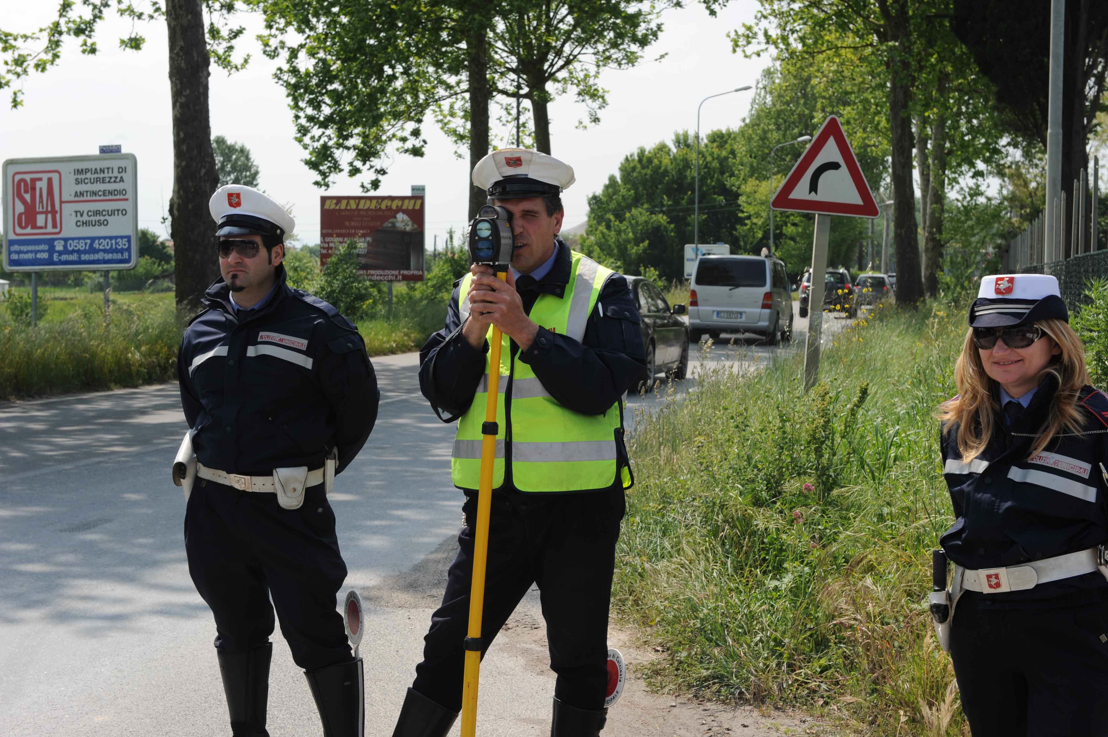 Vigili con il telelaser (foto d'archivio)