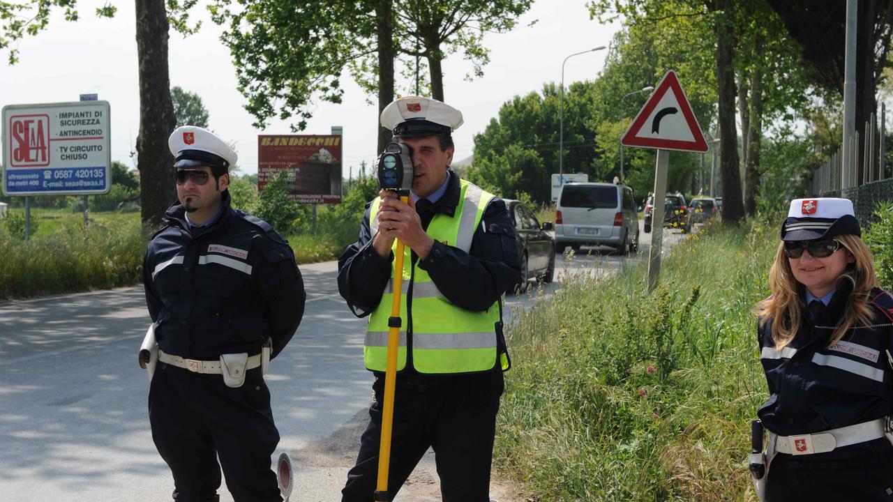 Vigili con il telelaser (foto d'archivio)