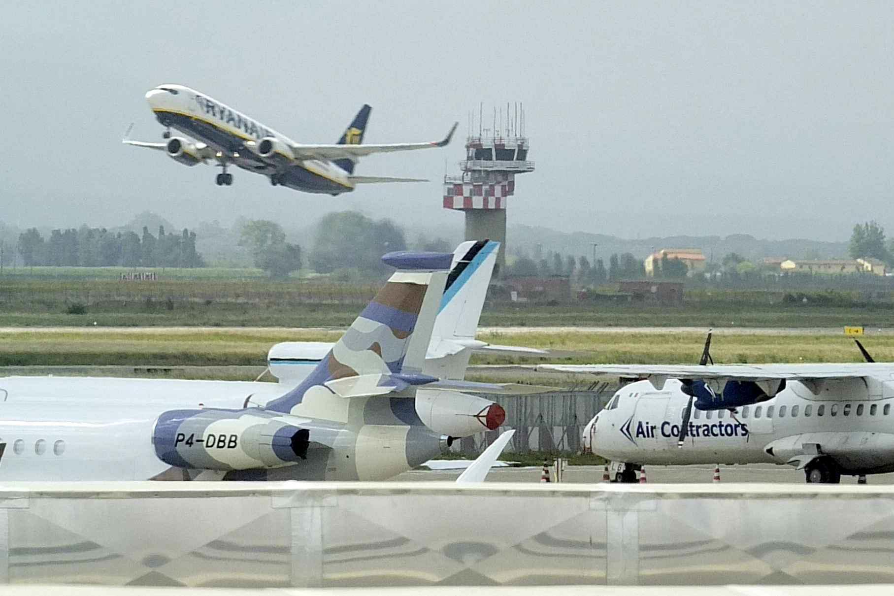 Aerei in pista e in decollo all'aeroporto Galilei di Pisa