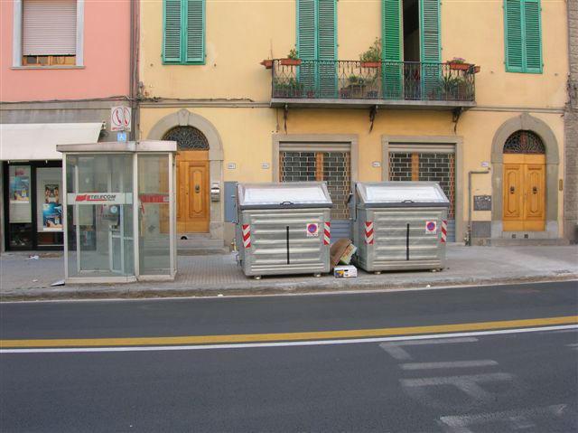 Una delle poche cabine telefoniche rimaste nel centro di Pistoia (foto Gori)