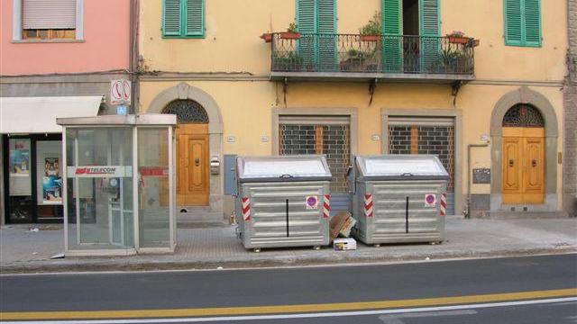 Una delle poche cabine telefoniche rimaste nel centro di Pistoia (foto Gori)