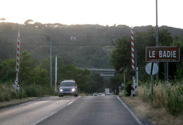 Il passaggio a livello sull'Emilia da cui parte il centro abitato delle Badie