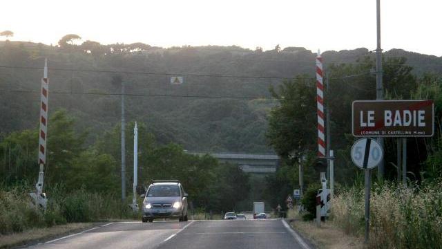 Il passaggio a livello sull'Emilia da cui parte il centro abitato delle Badie