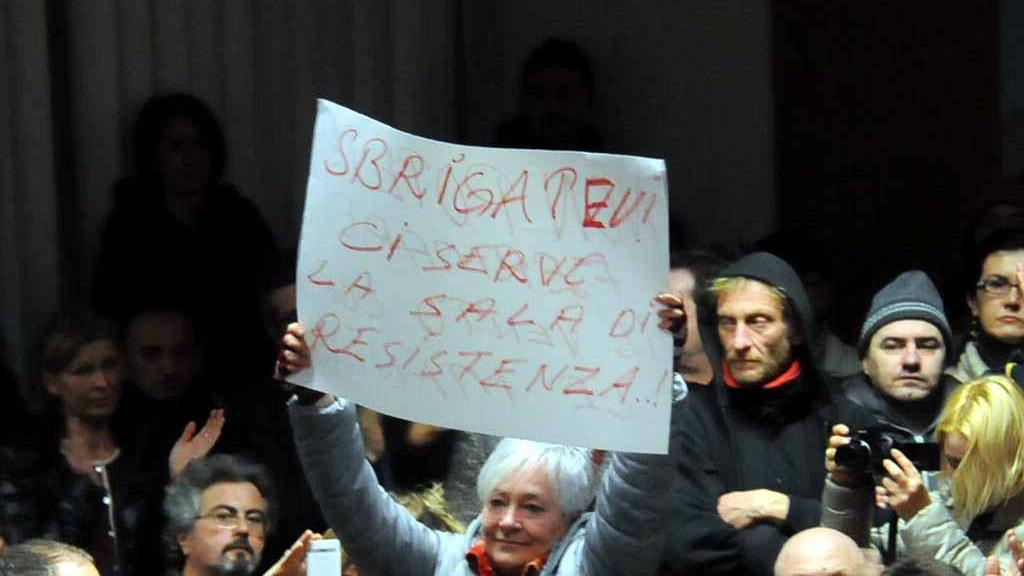 Cartelli e contestazioni in consiglio comunale