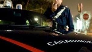 Pestano il conducente e fuggono con la sua auto