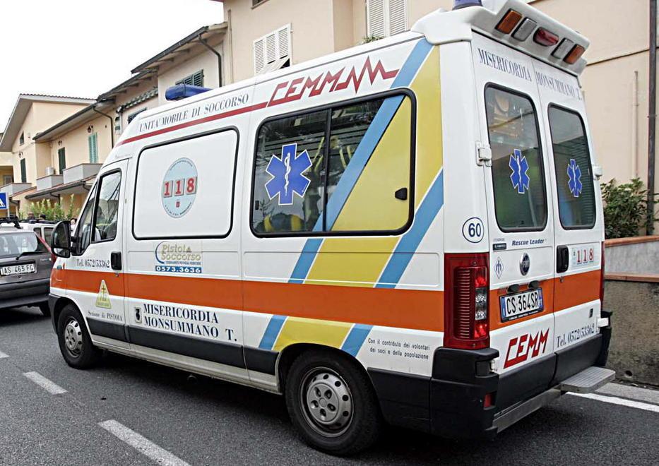 Sessantenne rischia di amputarsi una mano con la motosega