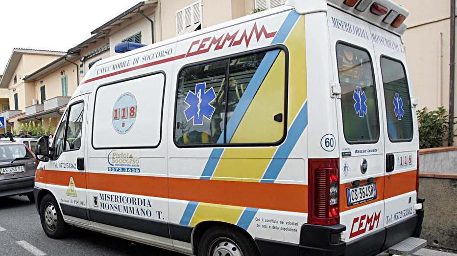 Sessantenne rischia di amputarsi una mano con la motosega