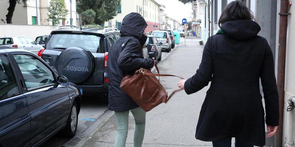 Scippatore inseguito e preso Trascinata e ferita la vittima 