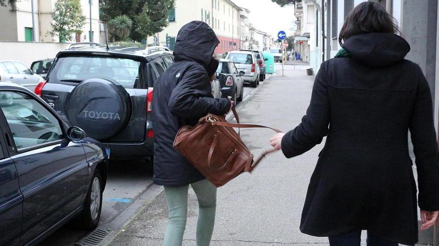 Scippatore inseguito e preso Trascinata e ferita la vittima