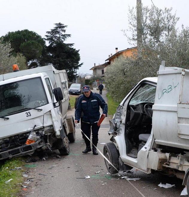 Schianto frontale tra due furgoncini della stessa impresa 