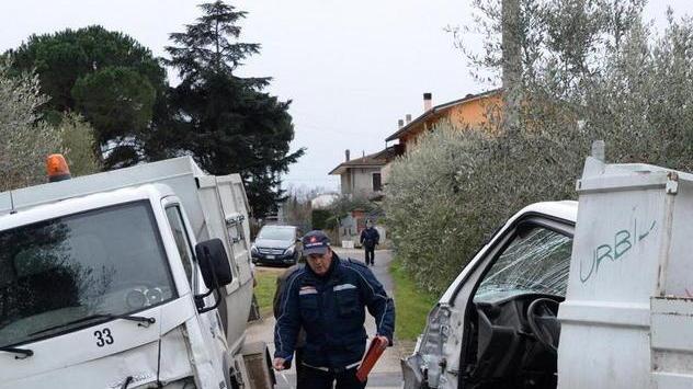 Schianto frontale tra due furgoncini della stessa impresa