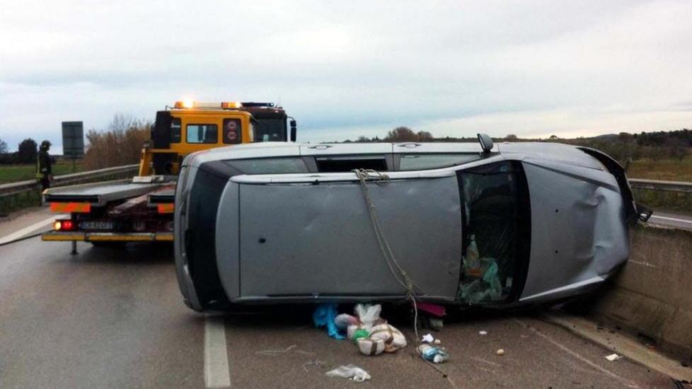 Si ribalta con l’auto fuori controllo