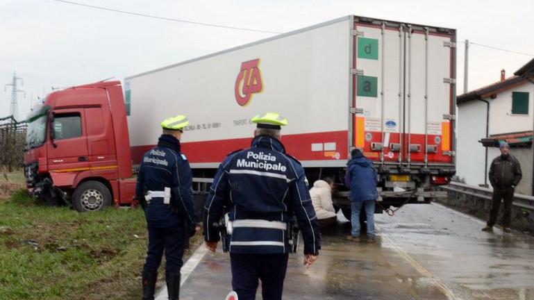 Investito da un camion: un 45enne è gravissimo