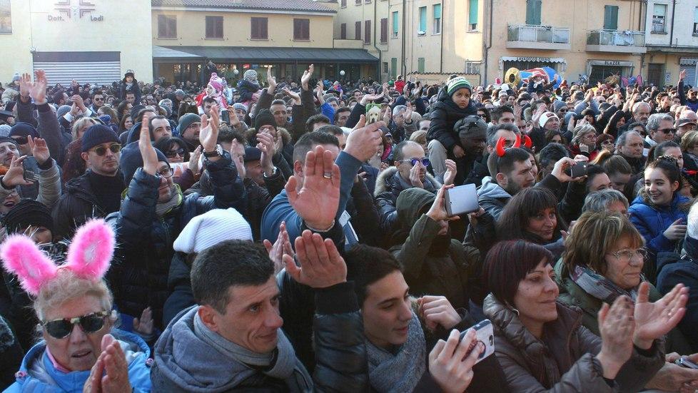 Il carnevale sta con i due marò 