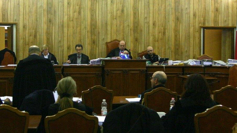 Non lavava i piatti e la picchiò In aula per procurato aborto