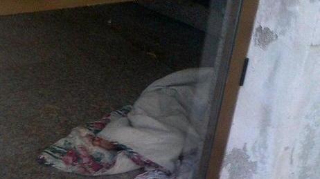 Occupano di notte la sala d’aspetto, allontanati in tre