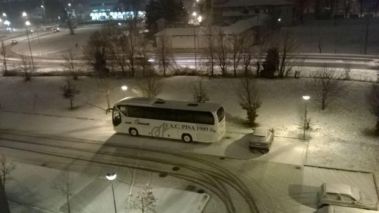 Il pullman del Pisa a Reggio Emilia