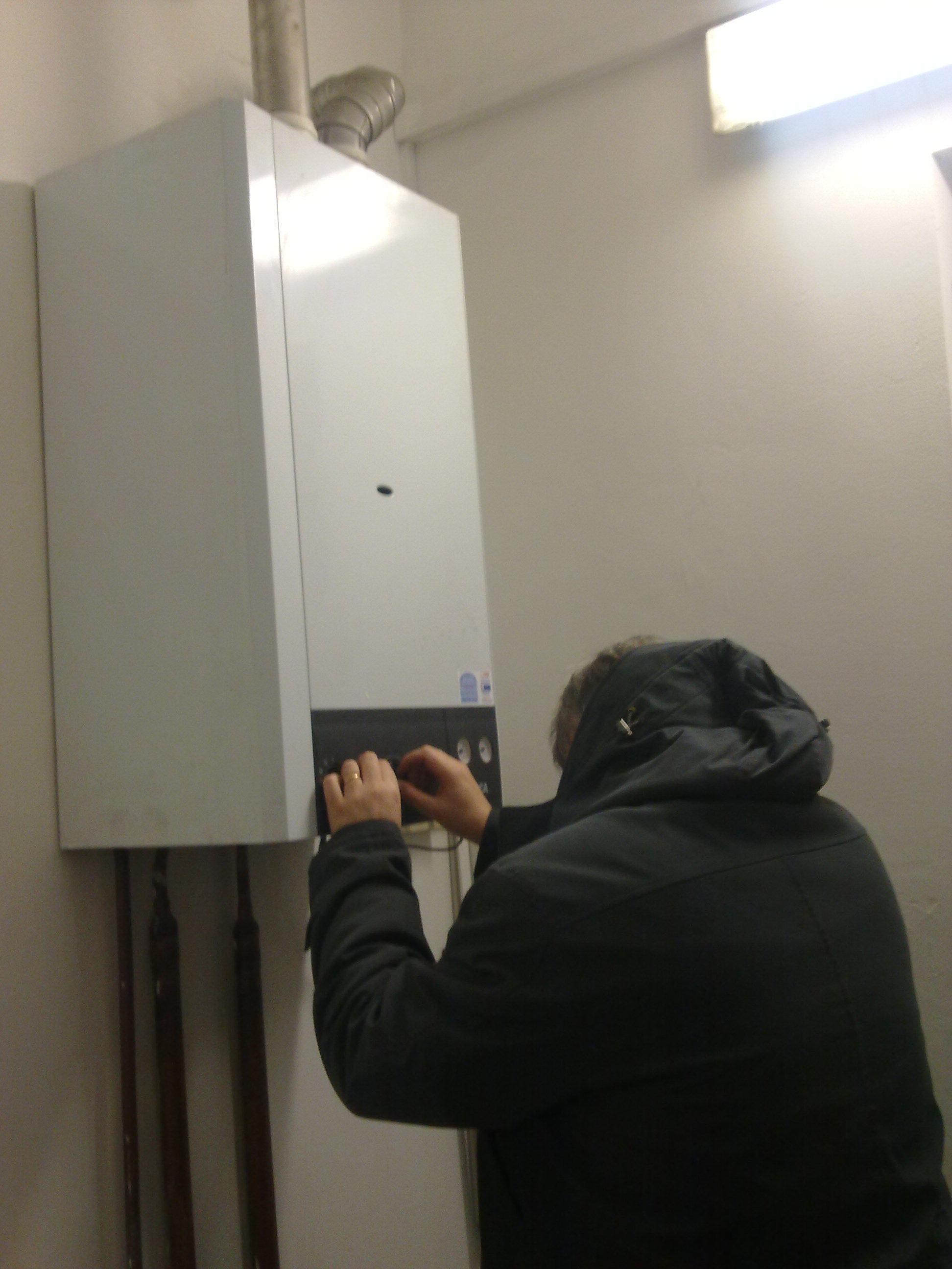 Un caldaista controlla un impianto