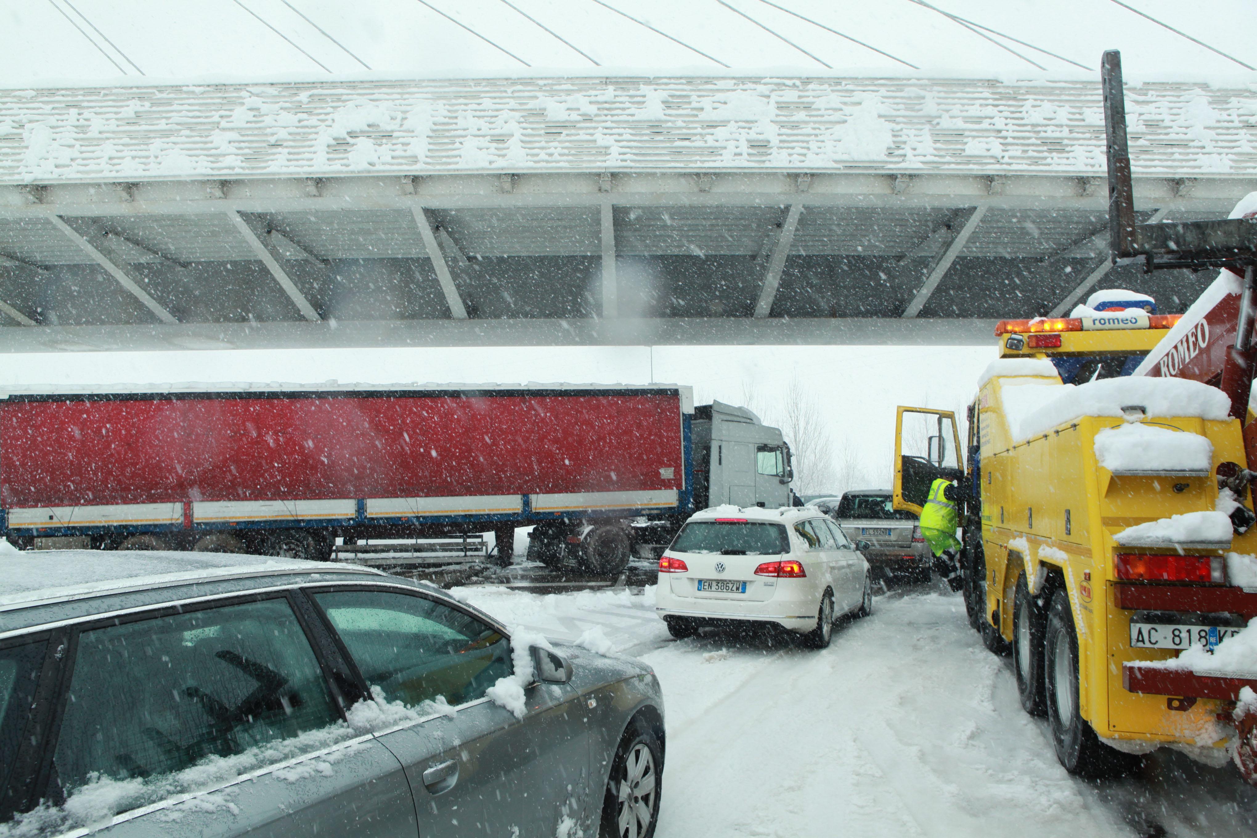 Casello di Reggio Emilia in tilt, autostrasportatori in rivolta 