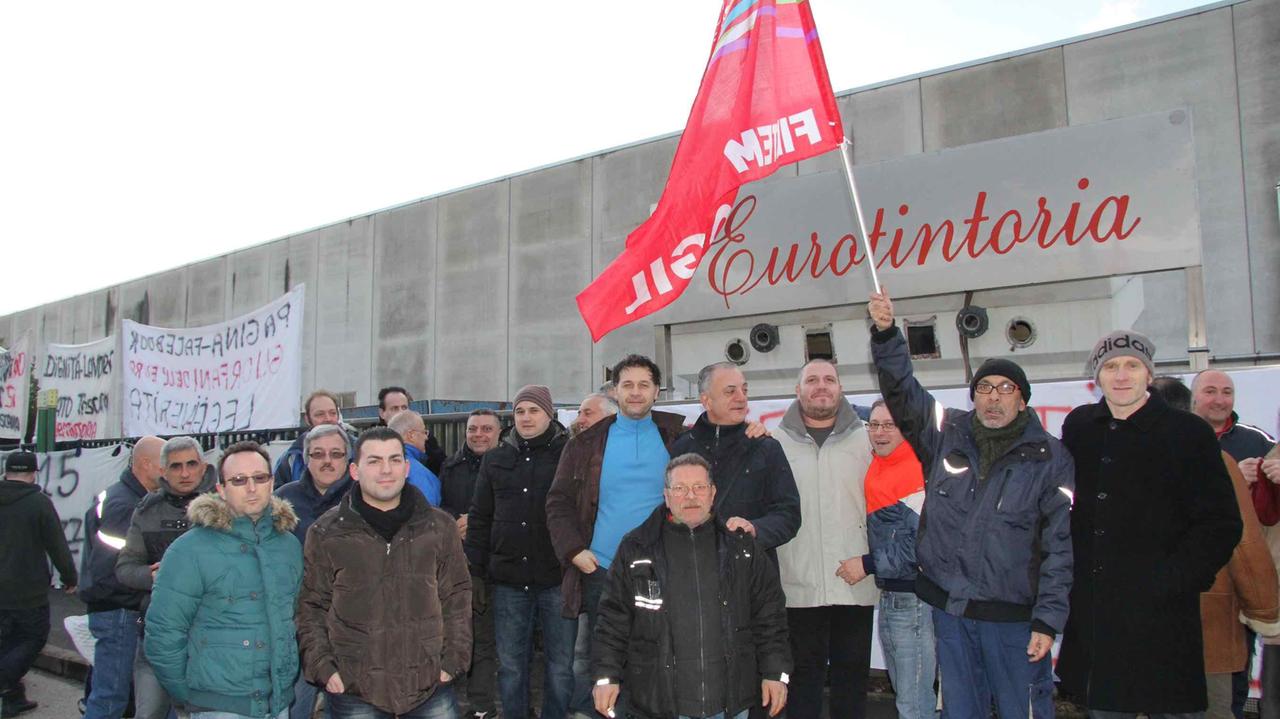 Il presidio dei lavoratori davanti ad Eurotintoria