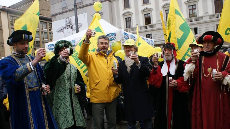 Latte, le mucche invadono il centro di Firenze: è la protesta degli allevatori