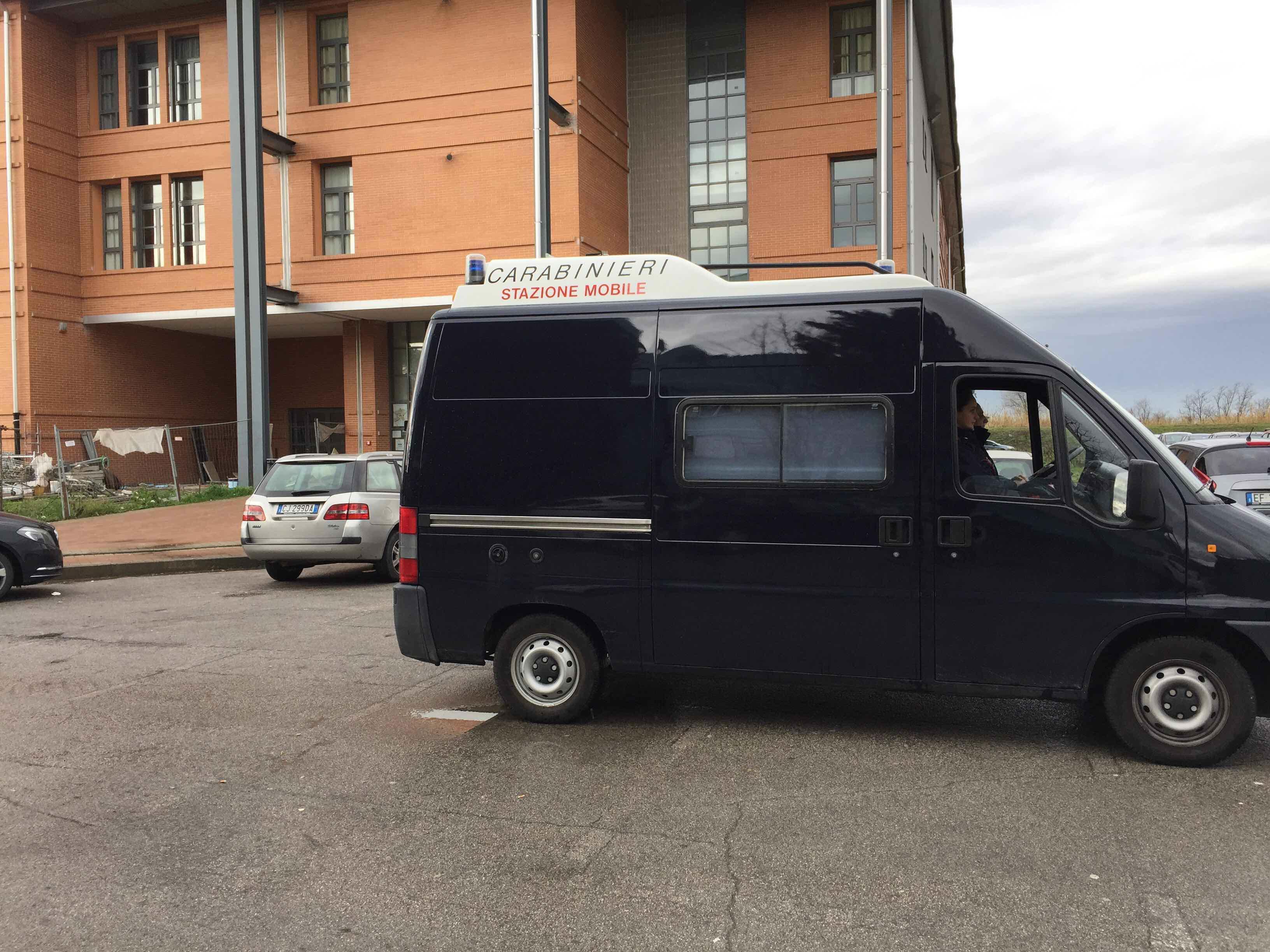 La stazione mobile dei carabinieri al villaggio scolastico (foto Franco Silvi)