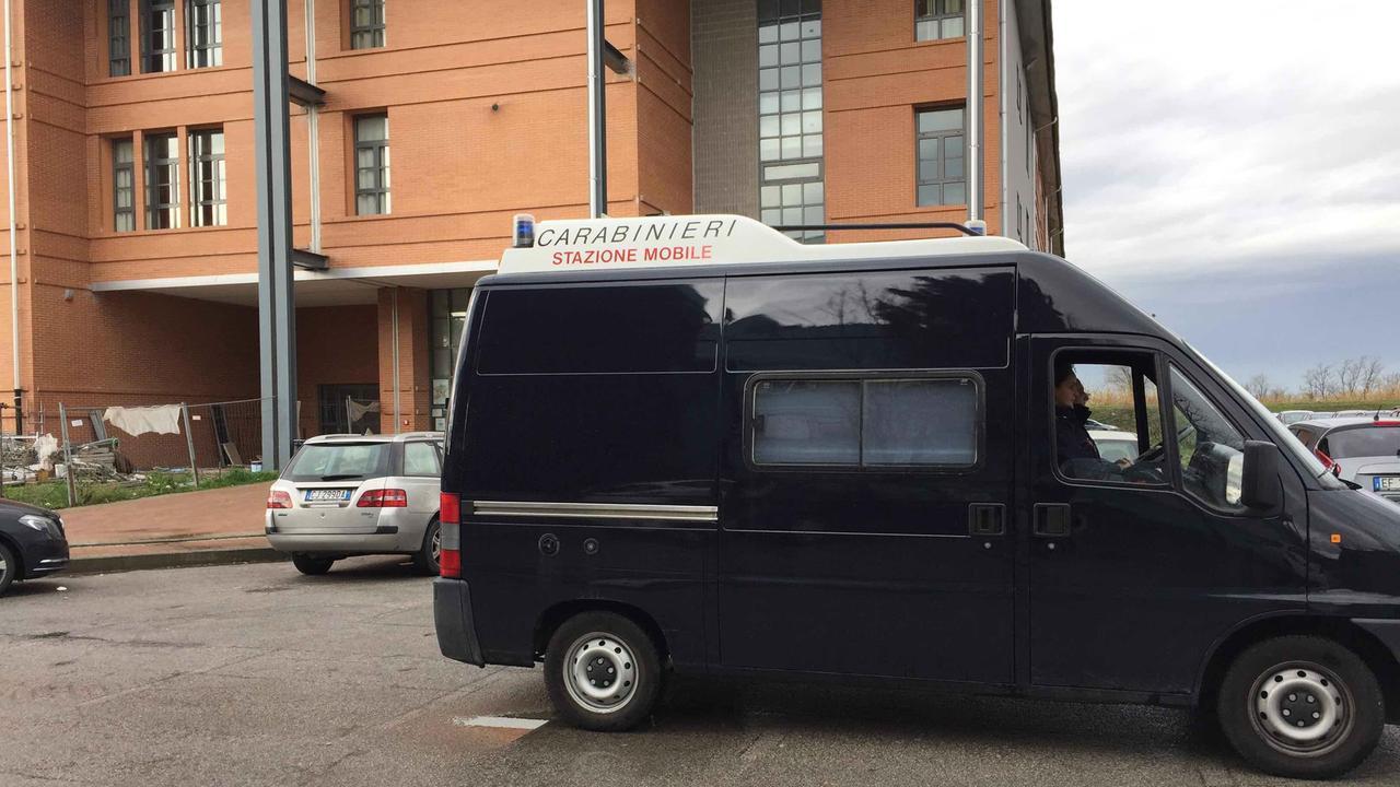 La stazione mobile dei carabinieri al villaggio scolastico (foto Franco Silvi)