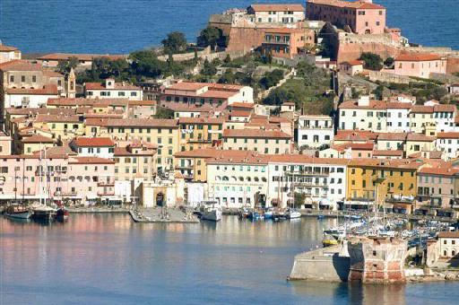 Una veduta del centro storico di Portoferraio