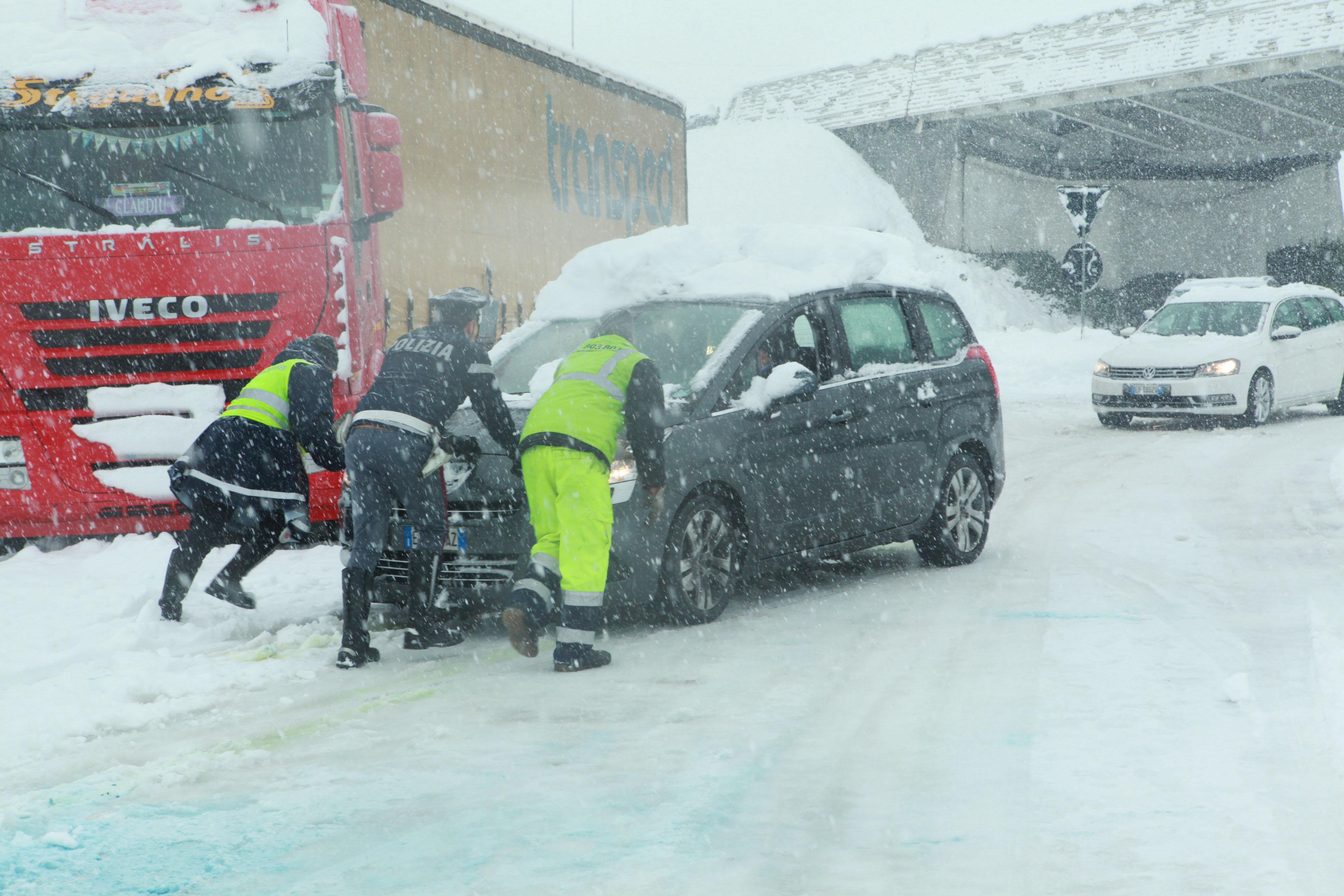 Emergenza neve, furiose polemiche con Enel: cittadini e imprenditori attaccano le istituzioni 