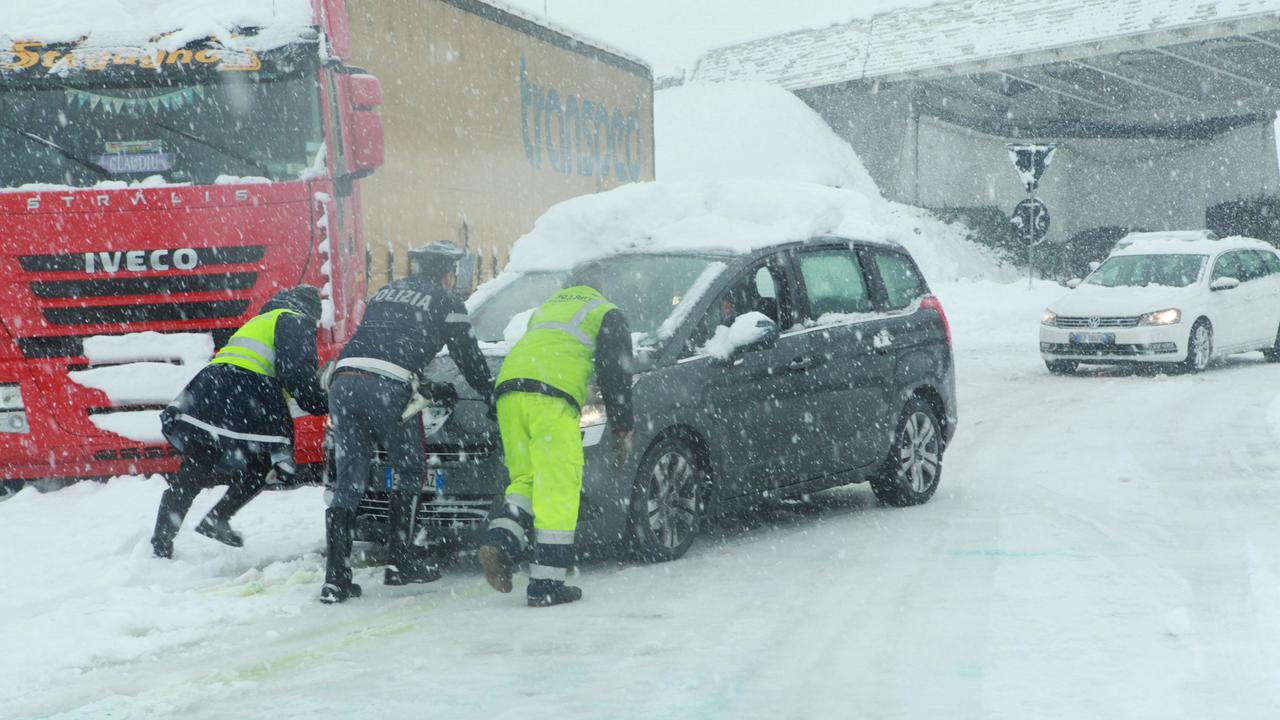 Emergenza neve, furiose polemiche con Enel: cittadini e imprenditori attaccano le istituzioni