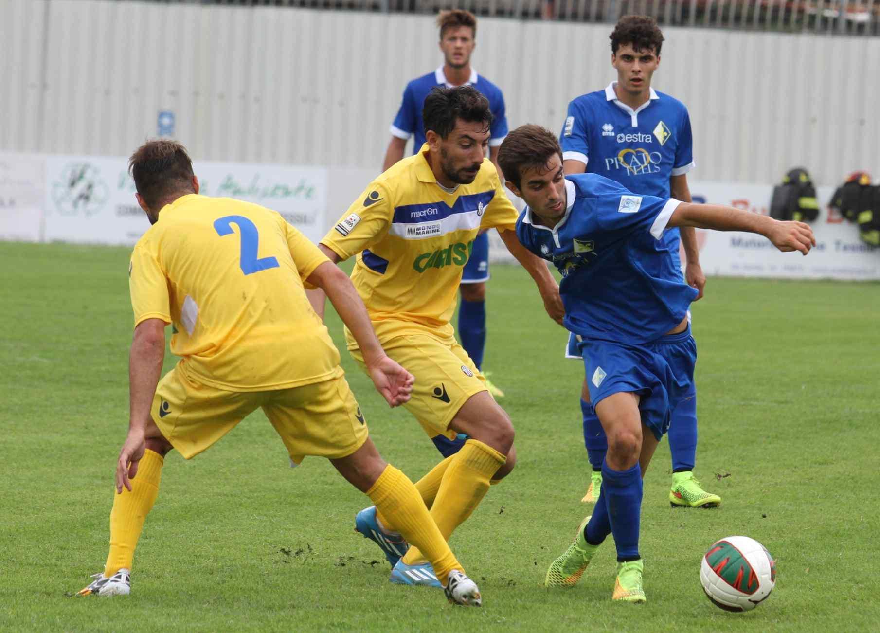 Un'azione di gioco della gara d'andata fra Prato e Savona