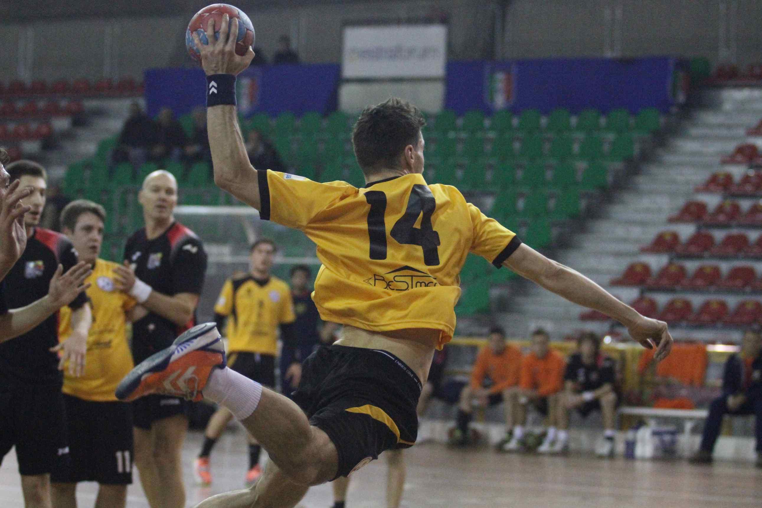 Pallamano Prato al tiro in una partita di campionato