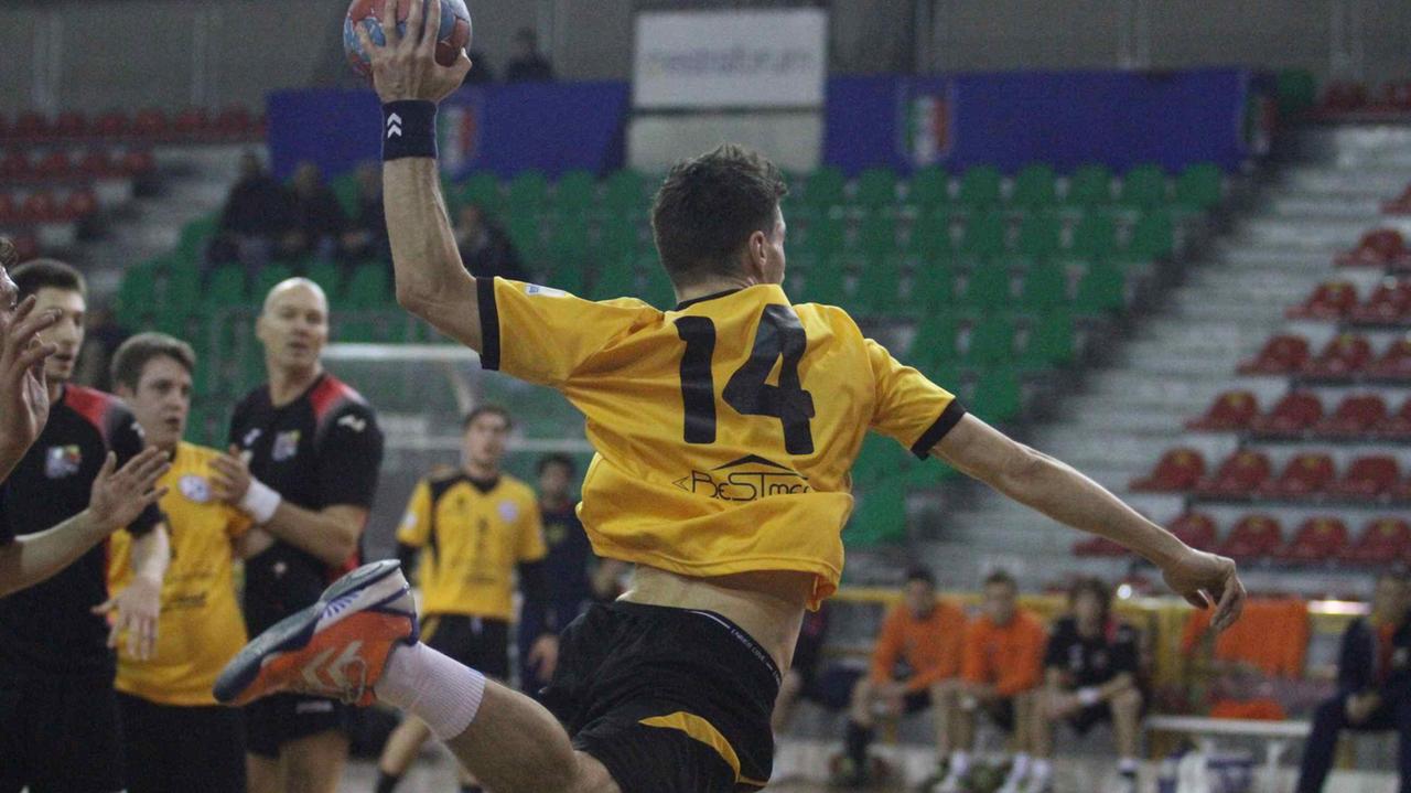 Pallamano Prato al tiro in una partita di campionato