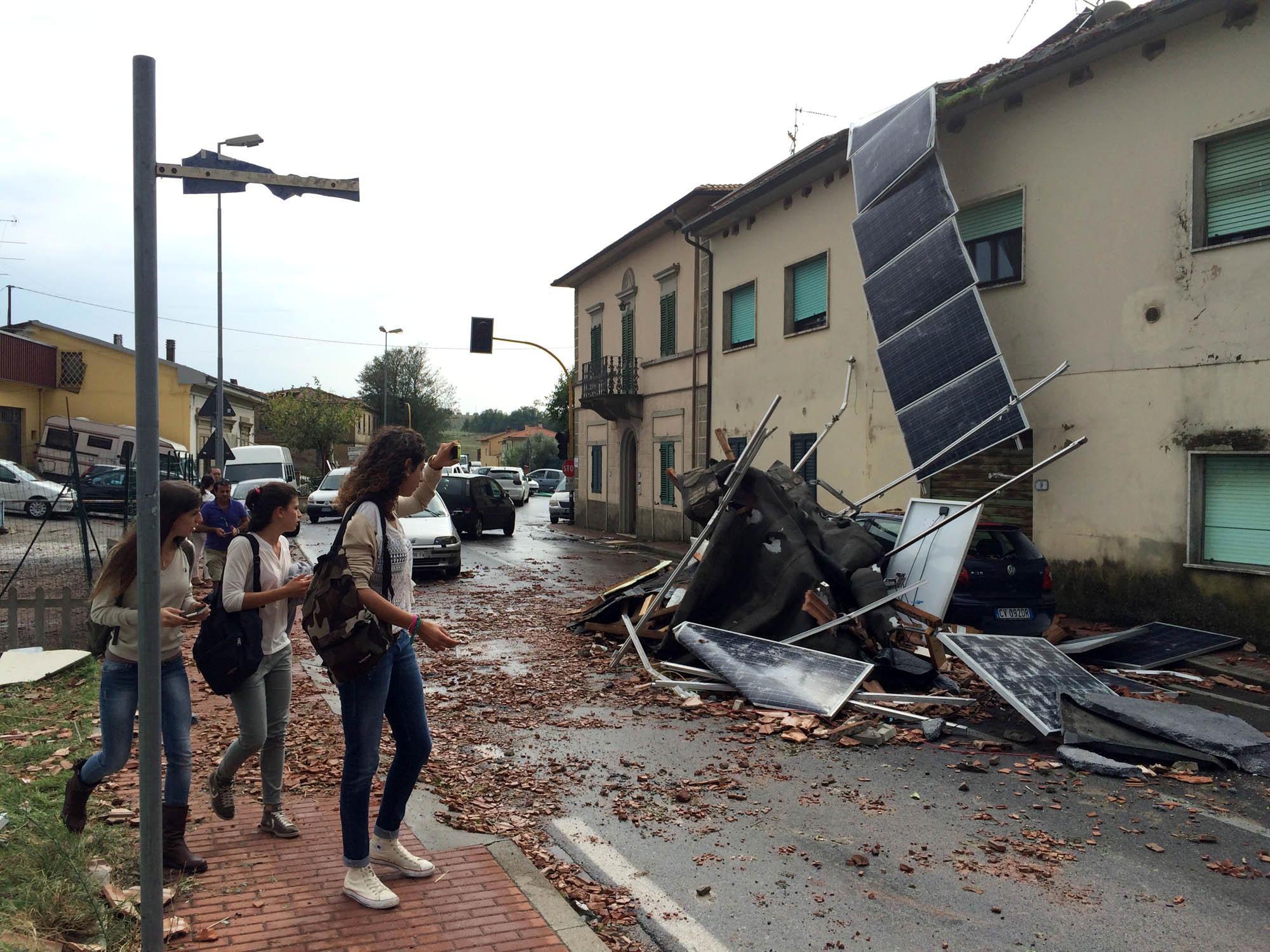 I danni creati dalla tromba d'aria nel settembre 2014 (foto Nucci)