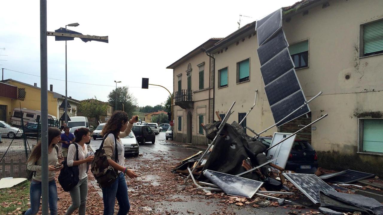 I danni creati dalla tromba d'aria nel settembre 2014 (foto Nucci)