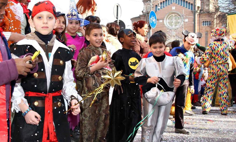 Carri, sfilate e maschere: l’allegria sfida il maltempo 