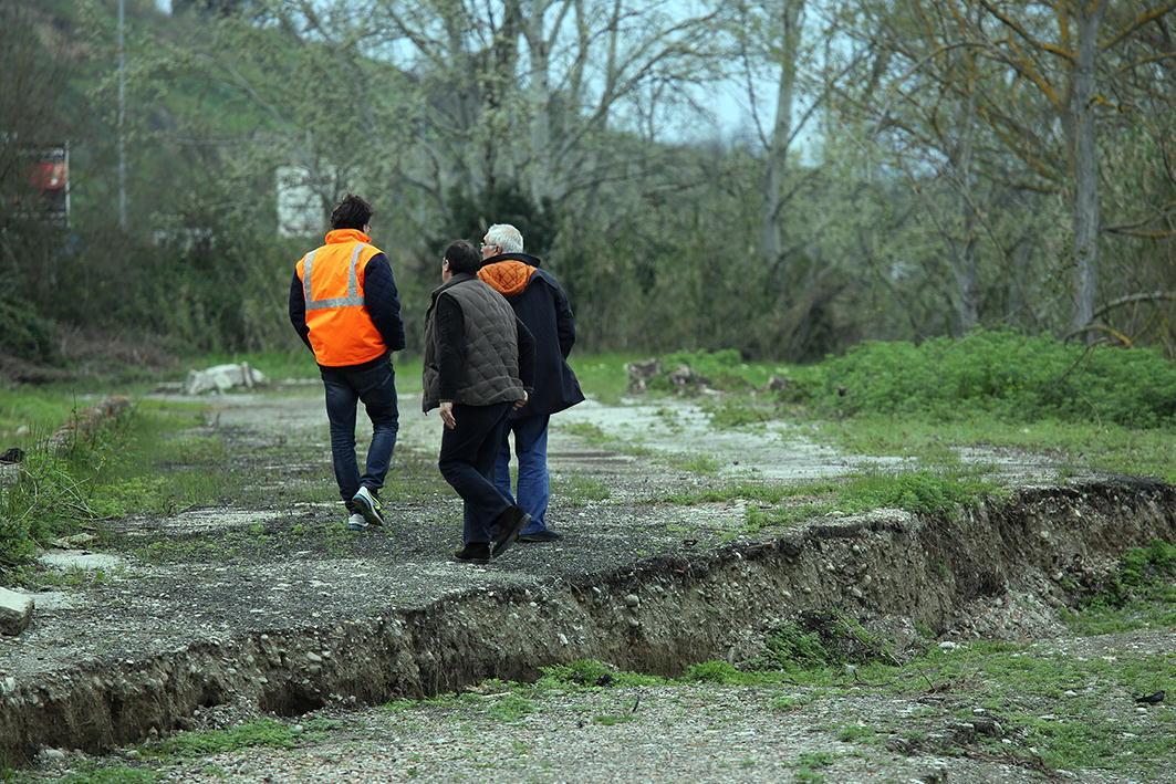 La polizia municipale di Cerreto Guidi evacua le famiglie colpite dalla frana di Bassa (foto agenzia Carlo Sestini)