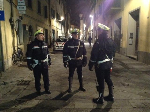 Vigili urbani in via Pier Cironi ad acque ormai calmate