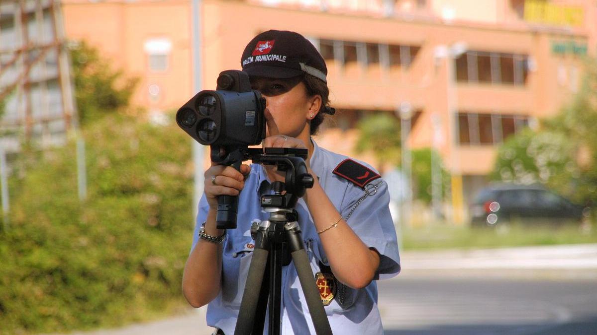 In una foto d'arcivio una vigilessa con l'autovelox mobile