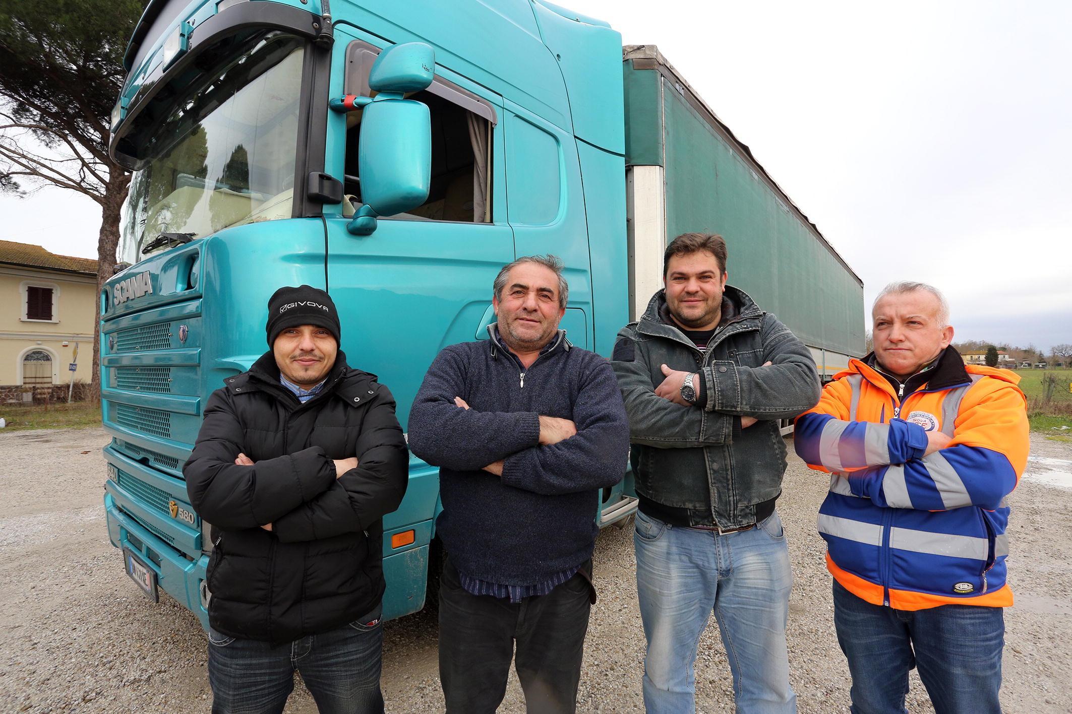 Alcuni autotrasportatori del consorzio Nuova Ute fermi ai “box” per 30 ore (Foto Agenzia Carlo Sestini)