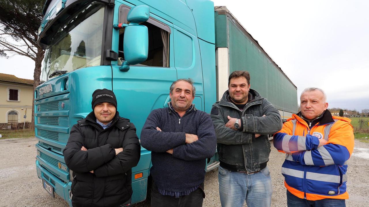 Alcuni autotrasportatori del consorzio Nuova Ute fermi ai “box” per 30 ore (Foto Agenzia Carlo Sestini)
