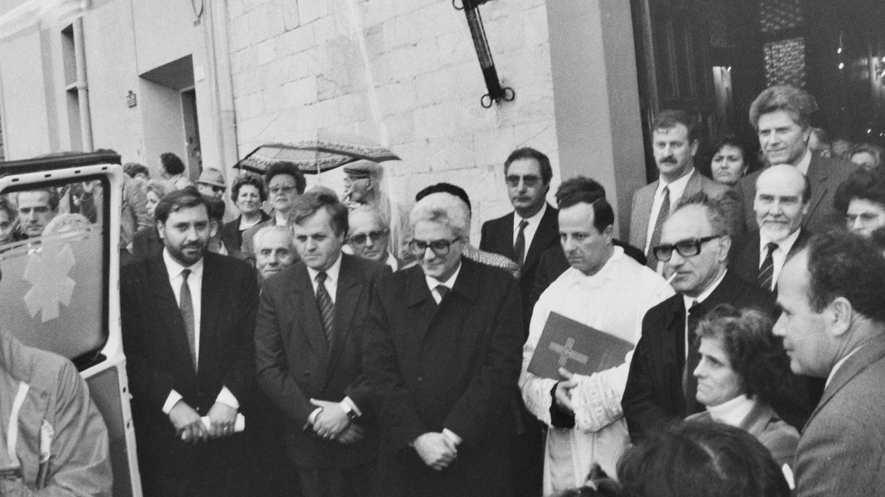 29 aprile 1989 il ministro Mattarella partecipa all'inaugurazione di un'ambulanza della Misericordia (archivio Romano Favilli)