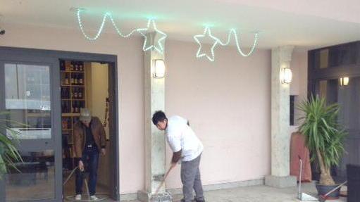 Lite per un frigorifero, in cinque finiscono all’ospedale