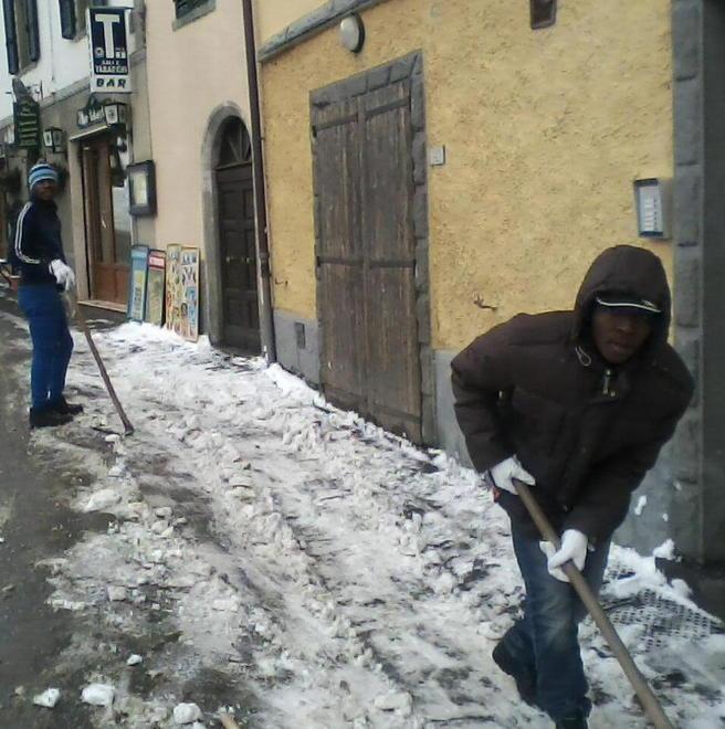 Pianosinatico, pale in mano i profughi puliscono le strade