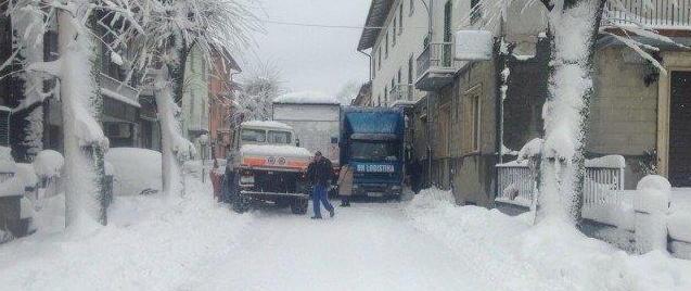 Bufera in alta Valbisenzio e oggi la neve si abbasserà 